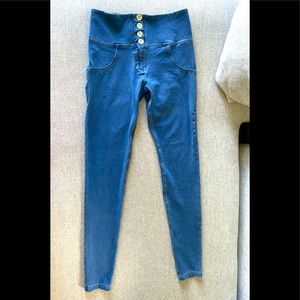 High waisted blue stretchy jeans